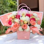 باقة هدية فاخرة – زهور وشوكولاتة في حقيبة