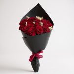 Bouquet de Roses Rouges Élégant – Emballage Noir Chic